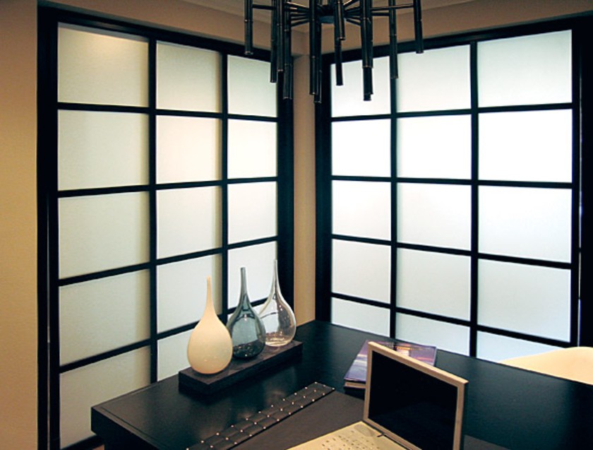Угловая перегородка в японском стиле с матовым стеклом Анапа