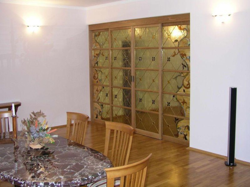 Перегородка для гостиной с цветным стеклом и декоративными вставками Анапа