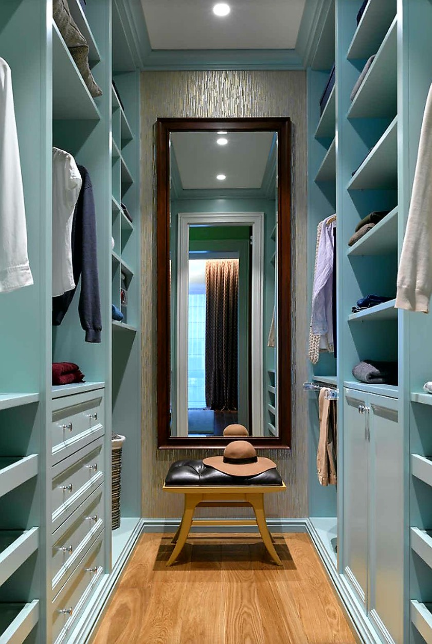 Параллельная гардеробная комната с большим зеркалом Анапа
