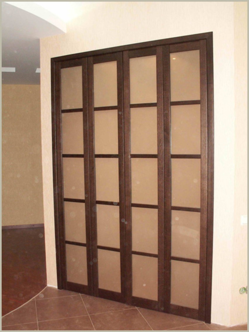Двери гармошка с матовым стеклом и накладными разделителями Анапа