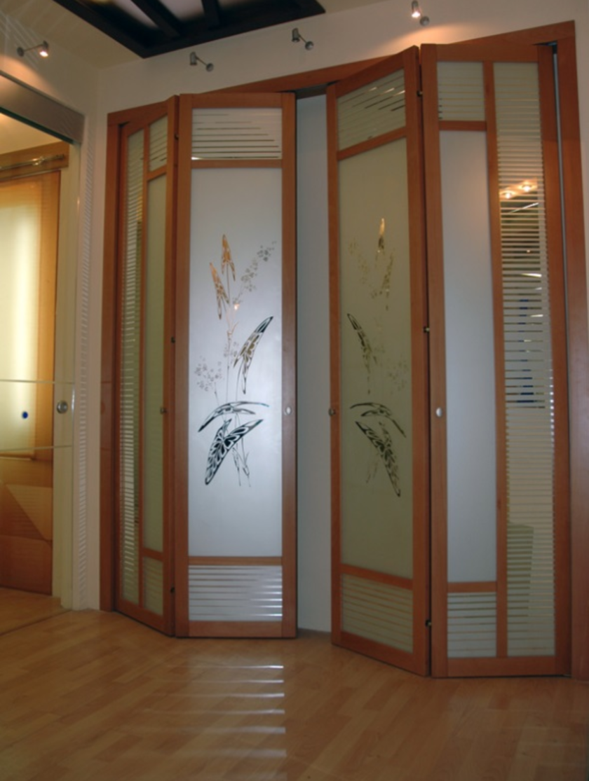 Широкие двери гармошка с матовым стеклом и рисунком Анапа