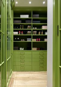 Г-образная гардеробная комната в зеленом цвете Анапа